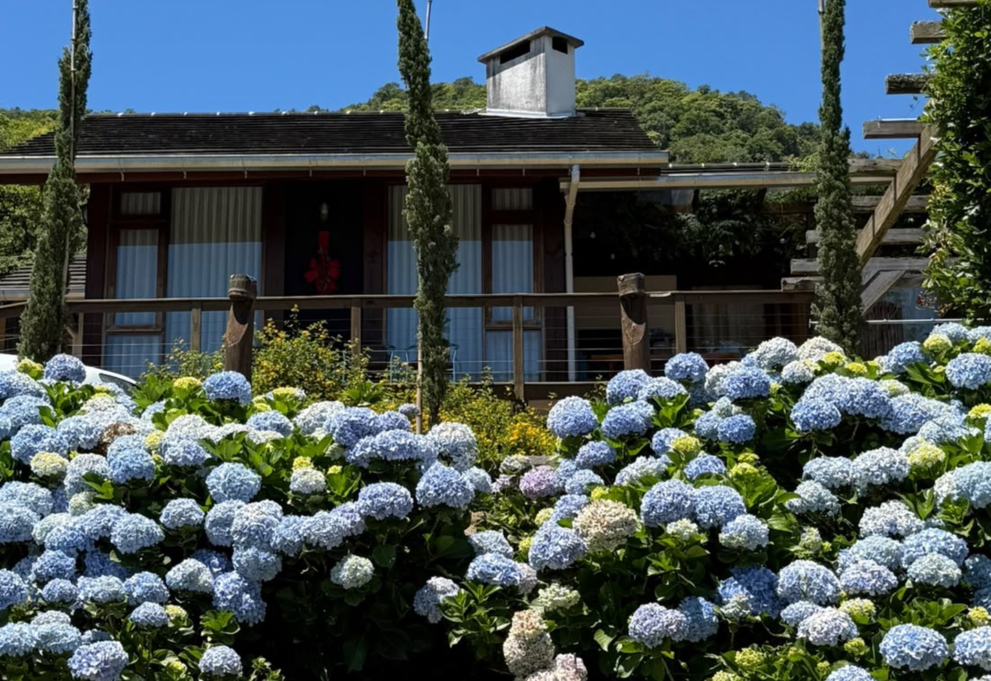 Cabana La Serena vista do jardim de hortênsias azuis, para até 4 hóspedes