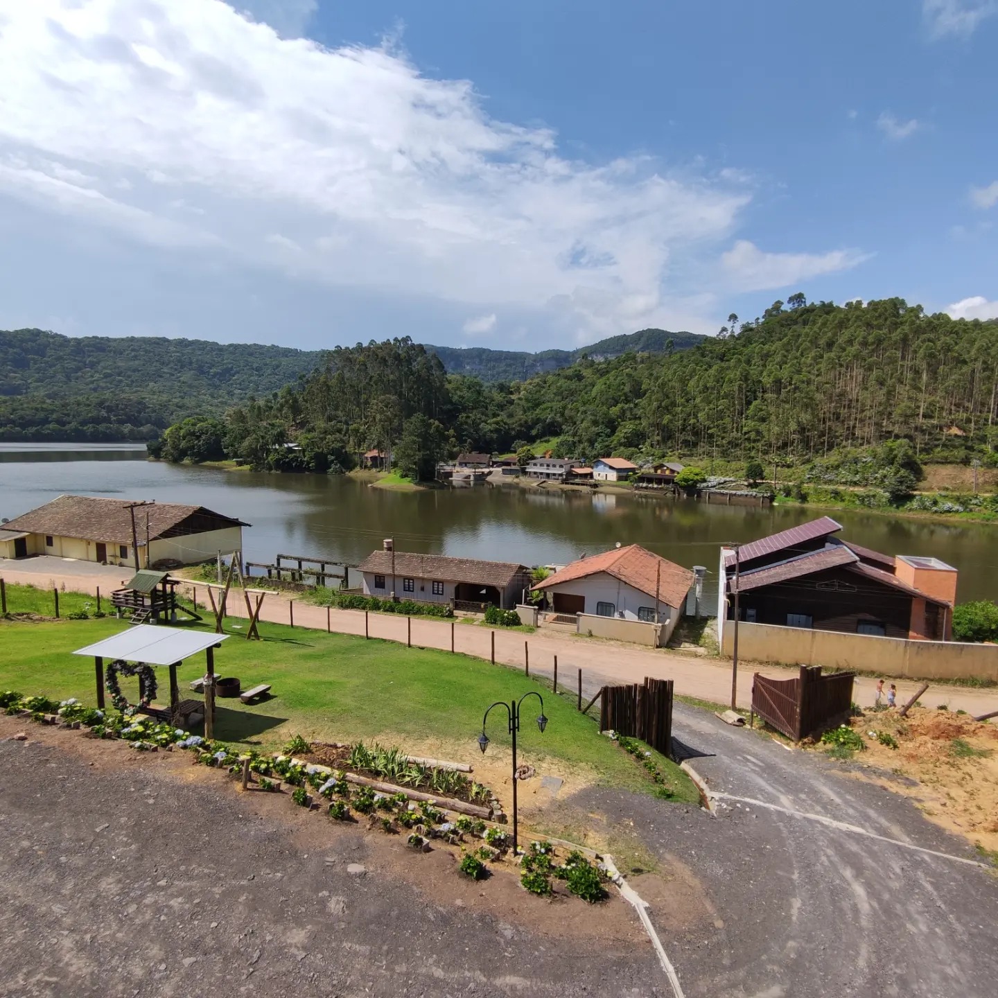 Vista panorâmica do vilarejo e da Barragem Rio Bonito
